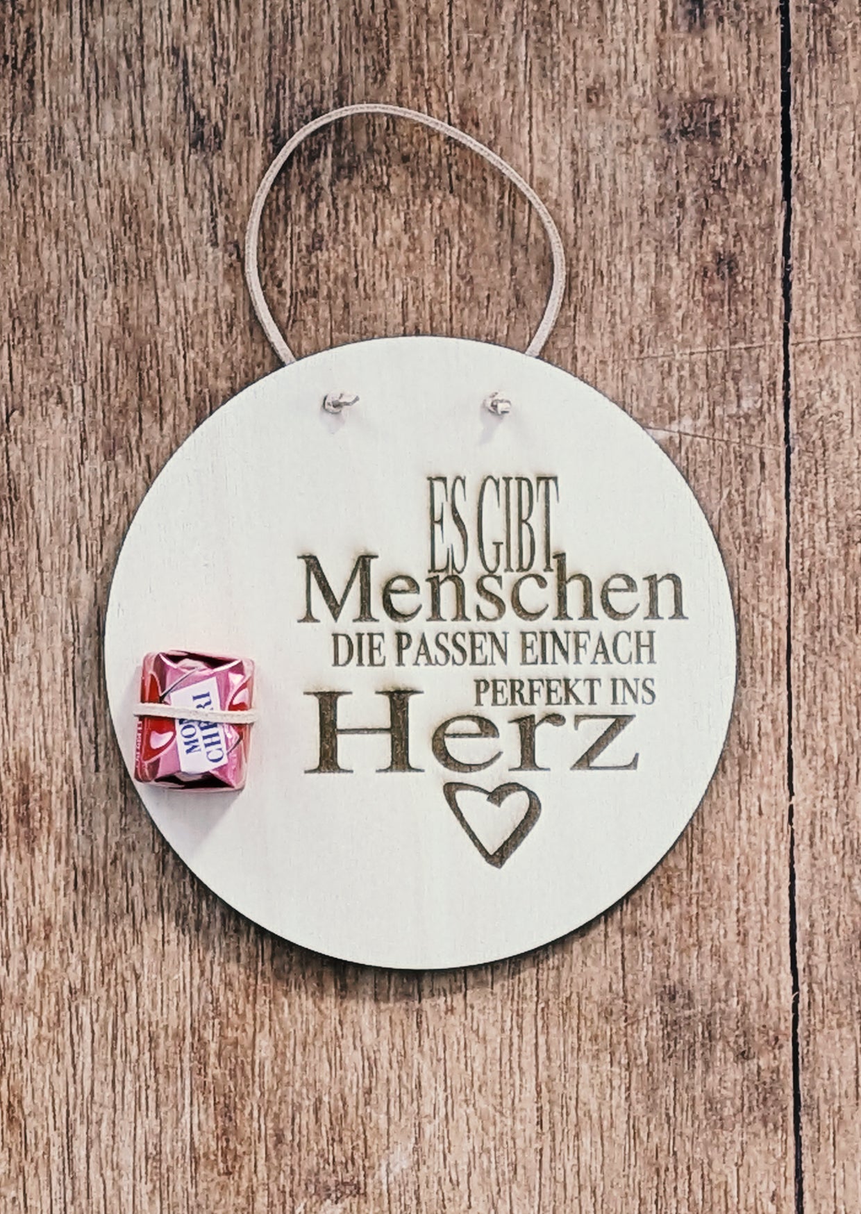 Gruß-Schild aus Holz - "Es gibt Menschen, die passen einfach perfekt ins Herz"