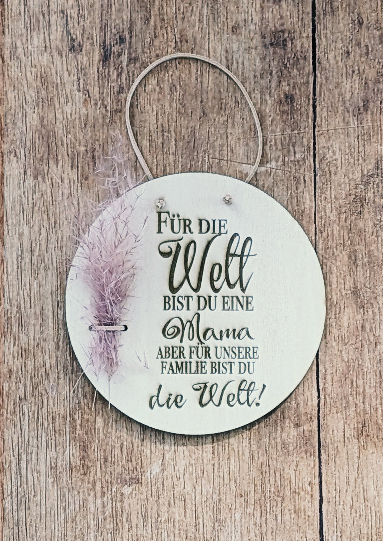Gruß-Schild aus Holz - "Für die Welt bist Du eine Mama, aber für unsere Familie bist Du die Welt"
