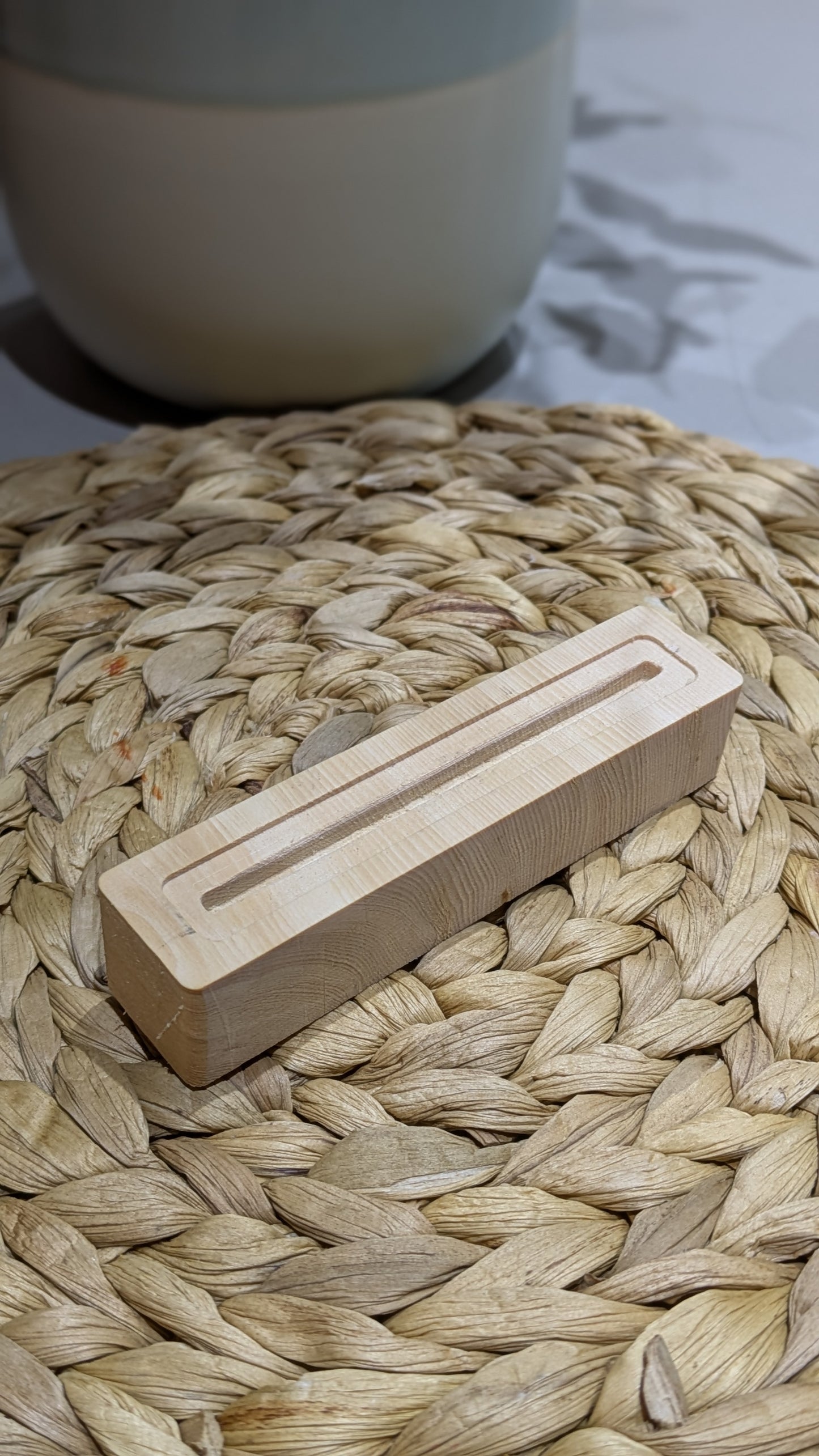 Loop Halterung aus Zirbe mit gefräster Nut, personalisierbar