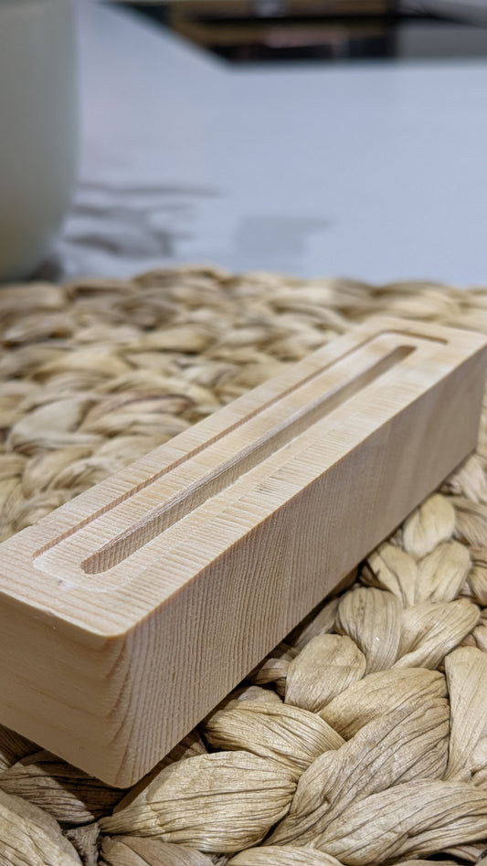 Mini-Loop "Love" mit Halterung aus Zirbe, personalisierbar