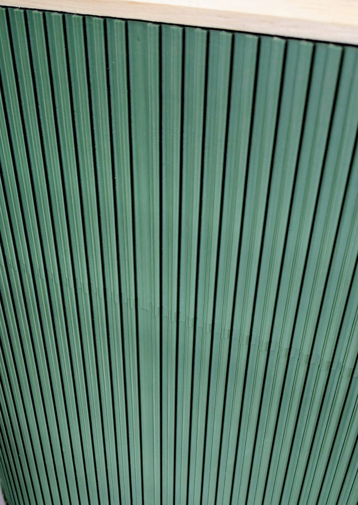 Beistelltisch Hansi mit Deckel aus Zirbe, olivgrün