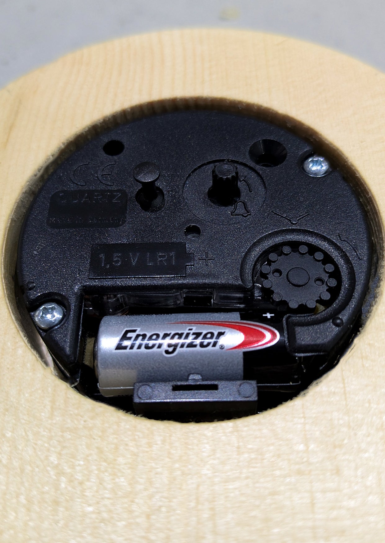 Wecker aus Zirbenholz mit Alarmfunktion, Zirbenholz, mit Sekundenzeiger