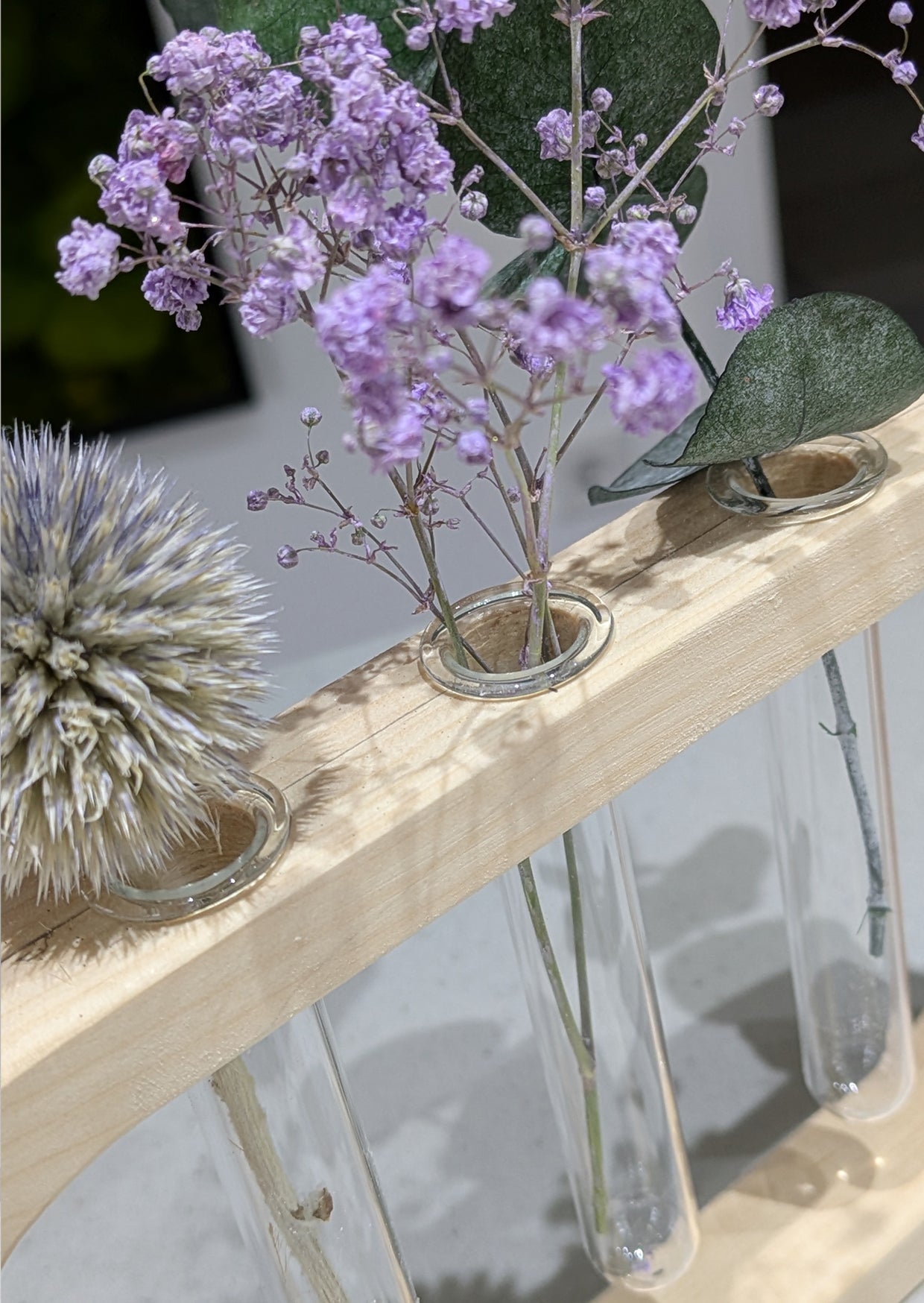 Vase aus Zirbe, mit drei Reagenzgläsern, Zirbenholz