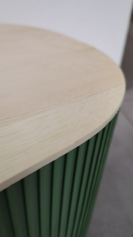 Beistelltisch Hansi mit Deckel aus Zirbe, olivgrün