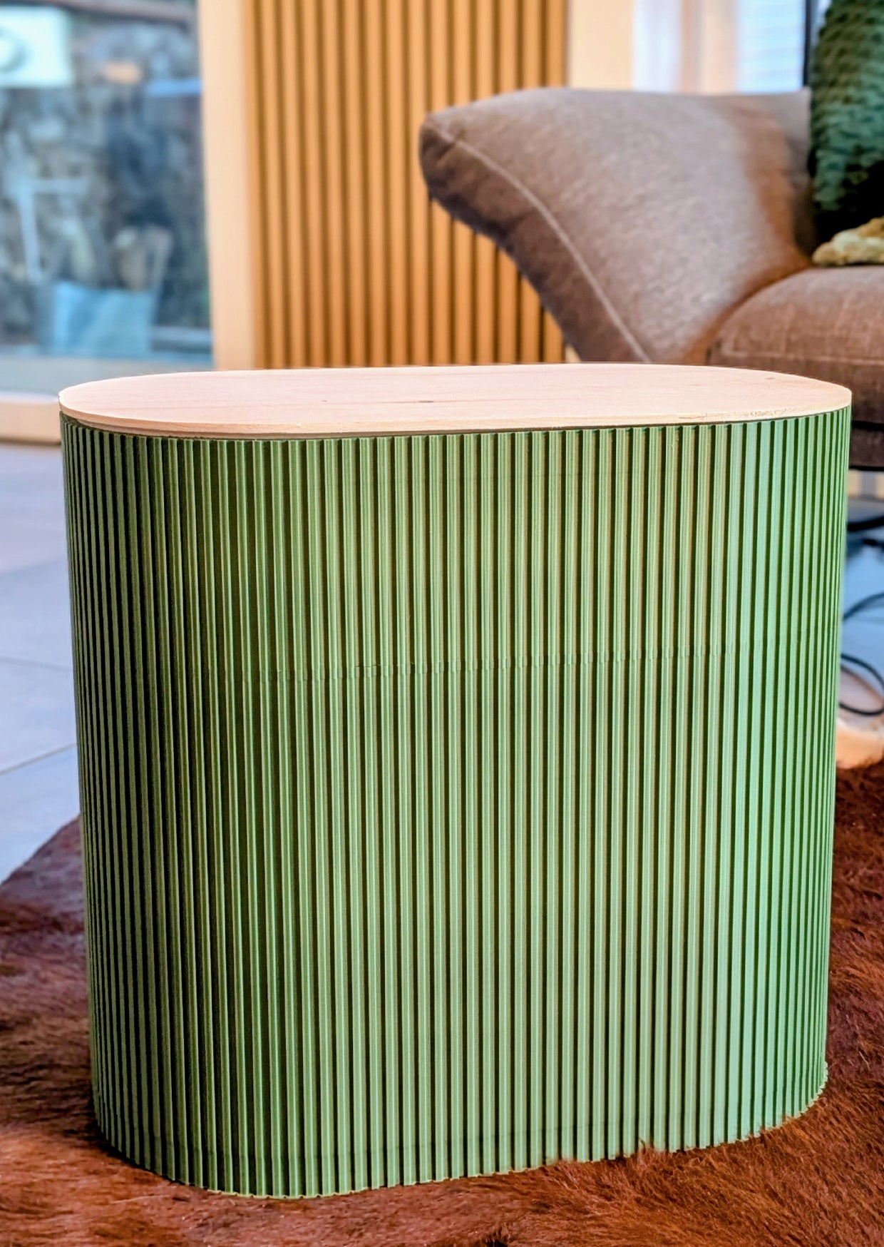 Beistelltisch Hansi mit Deckel aus Zirbe, olivgrün